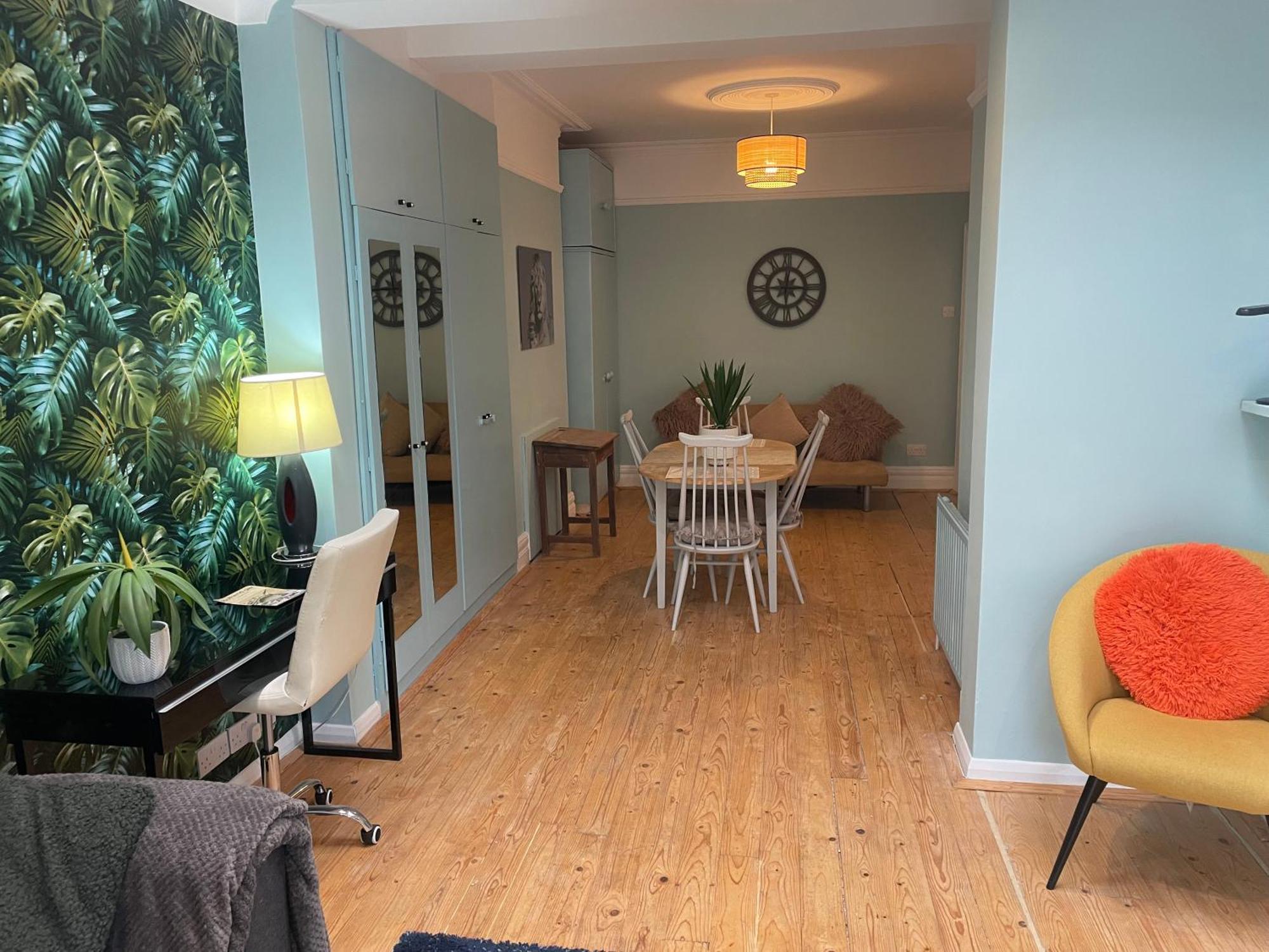 Right By Leigh Broadway Private Garden Large Ground Fl Southend-on-Sea